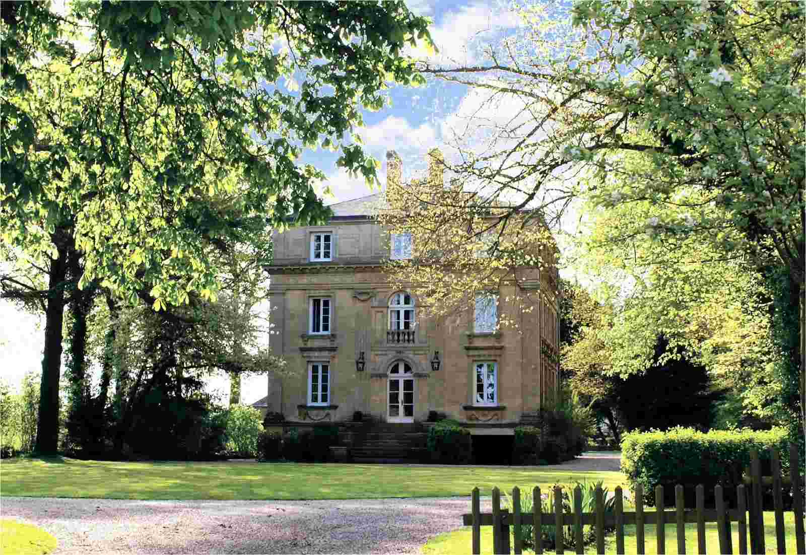 Belle demeure dans un grand parc arboré