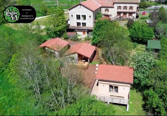 Grand Gite Groupe Loire 42 Une grande maison et des chalets en pleine nature
