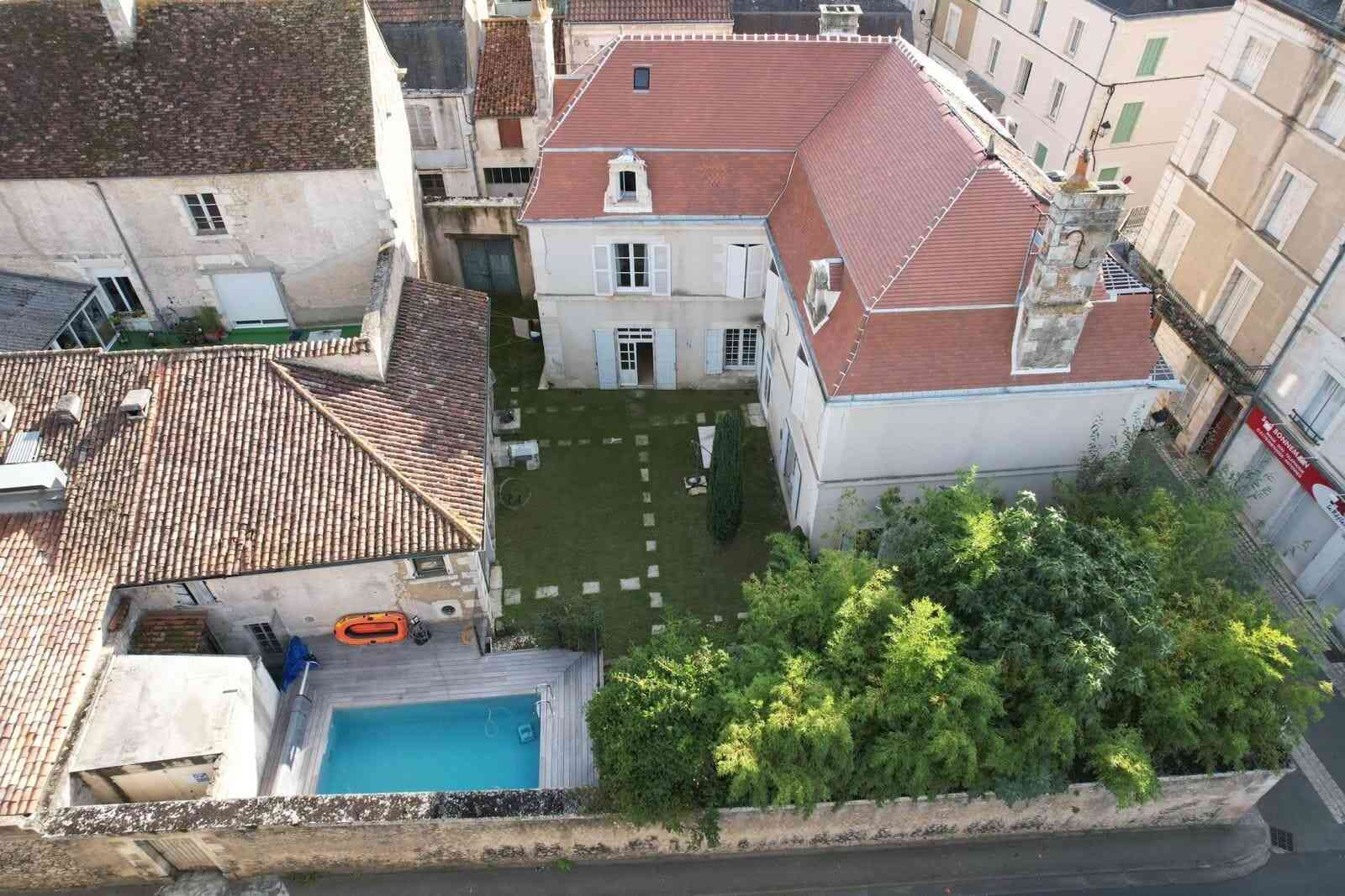Grand Gite Groupe Vienne 86 maison de bourg ancienne, piscine, sauna...