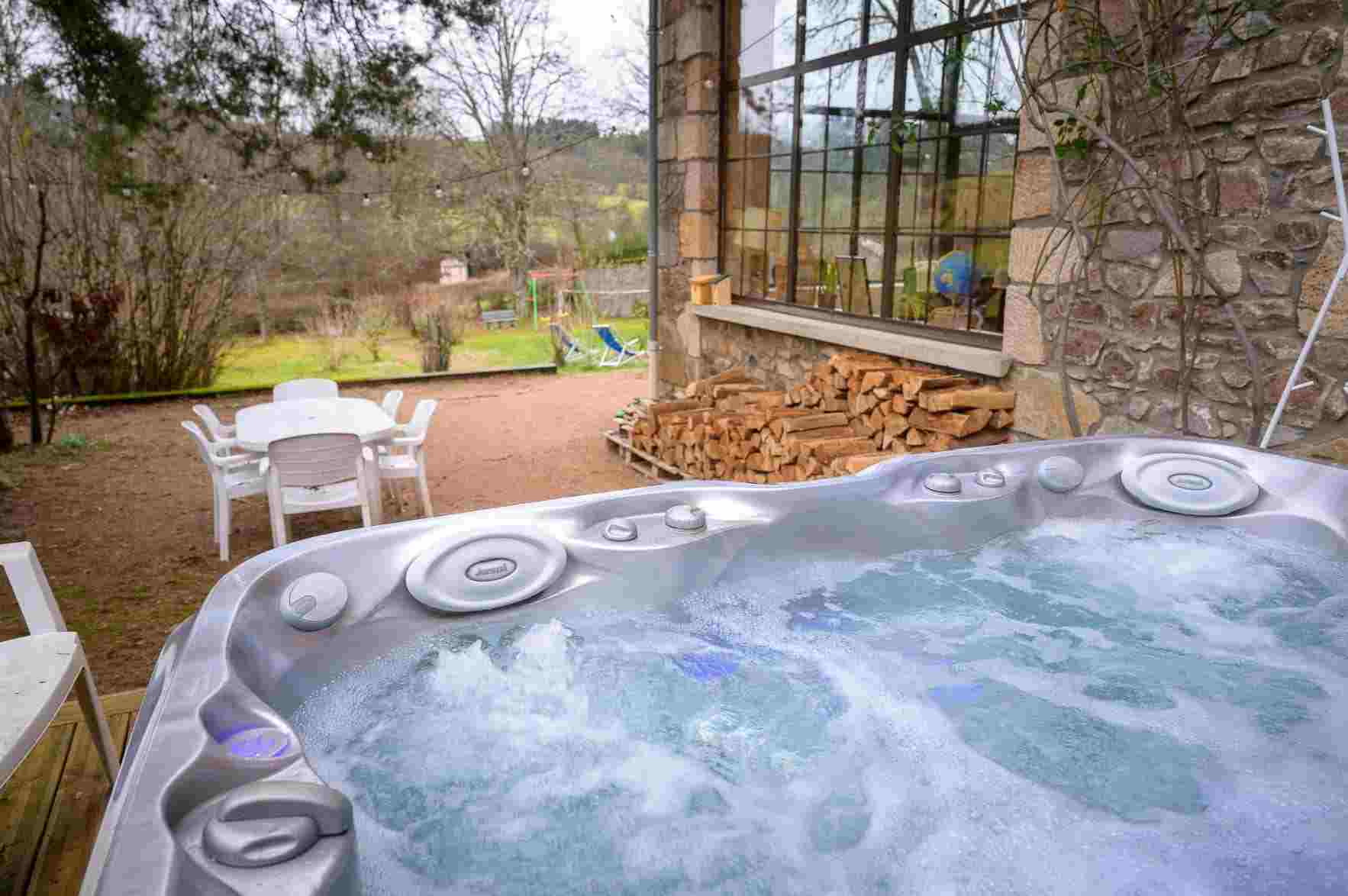 Grand Gite Groupe Rhône 69 Grand Gite 18 personnes Lyon Gite aux volets jaune