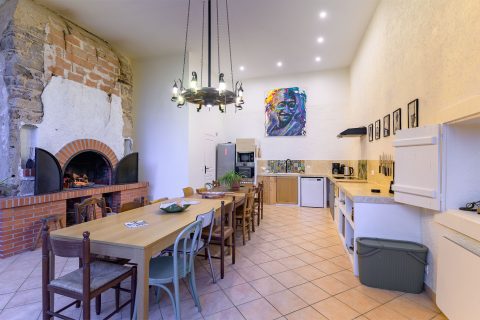 Grand Gite Groupe Rhône 69 Grand Gite 18 personnes Lyon Gite aux volets jaune