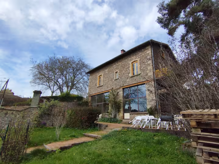 Grand Gite Groupe Rhône 69 Grand Gite 18 personnes Lyon Gite aux volets jaune