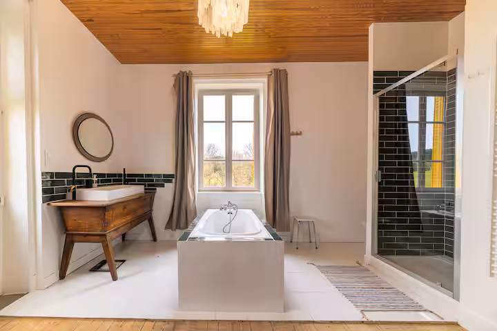 Grand Gite Groupe Rhône 69 Grand Gite 18 personnes Lyon Gite aux volets jaune