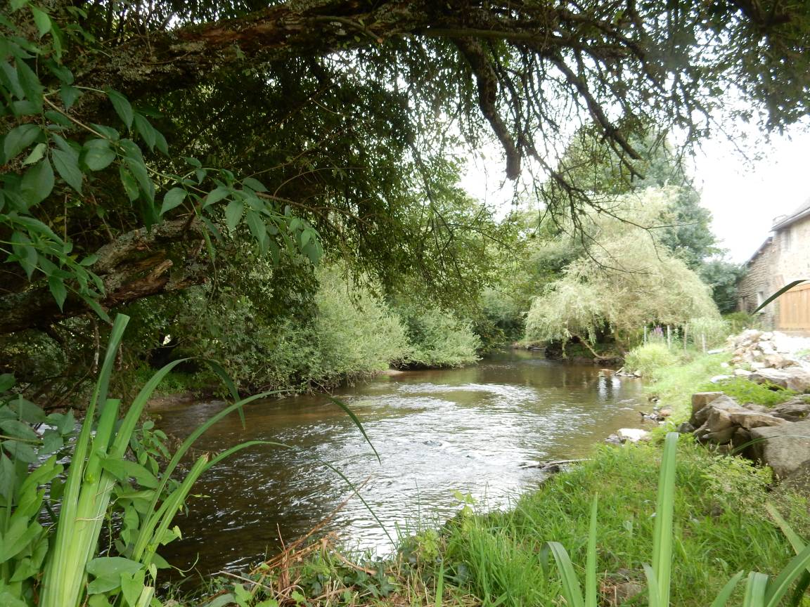 Grand Gite Groupe Creuse 23 Les Pieds dans l'Eau, sur la Rive de "la Gartempe"